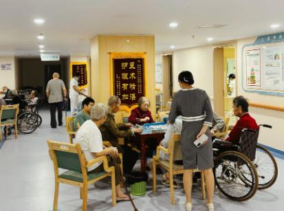 这下彻底出名了，不仅浙江，全国人民都知道了！27岁女生花1500住进养老