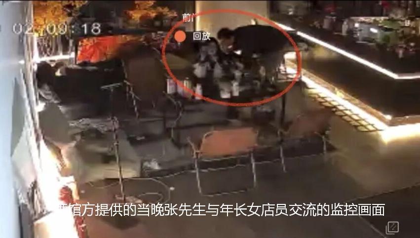 河南洛阳，男子在酒馆喝醉后骚扰一位年长女店员，被拒后出去买醒酒饮料。谁知17岁女