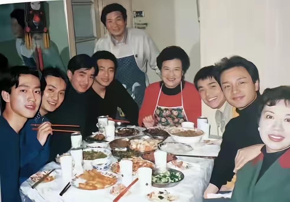 这张摄于1997的照片是张国荣专程从香港飞赴北京探望恩师张曼玲与史燕生夫妇时留下