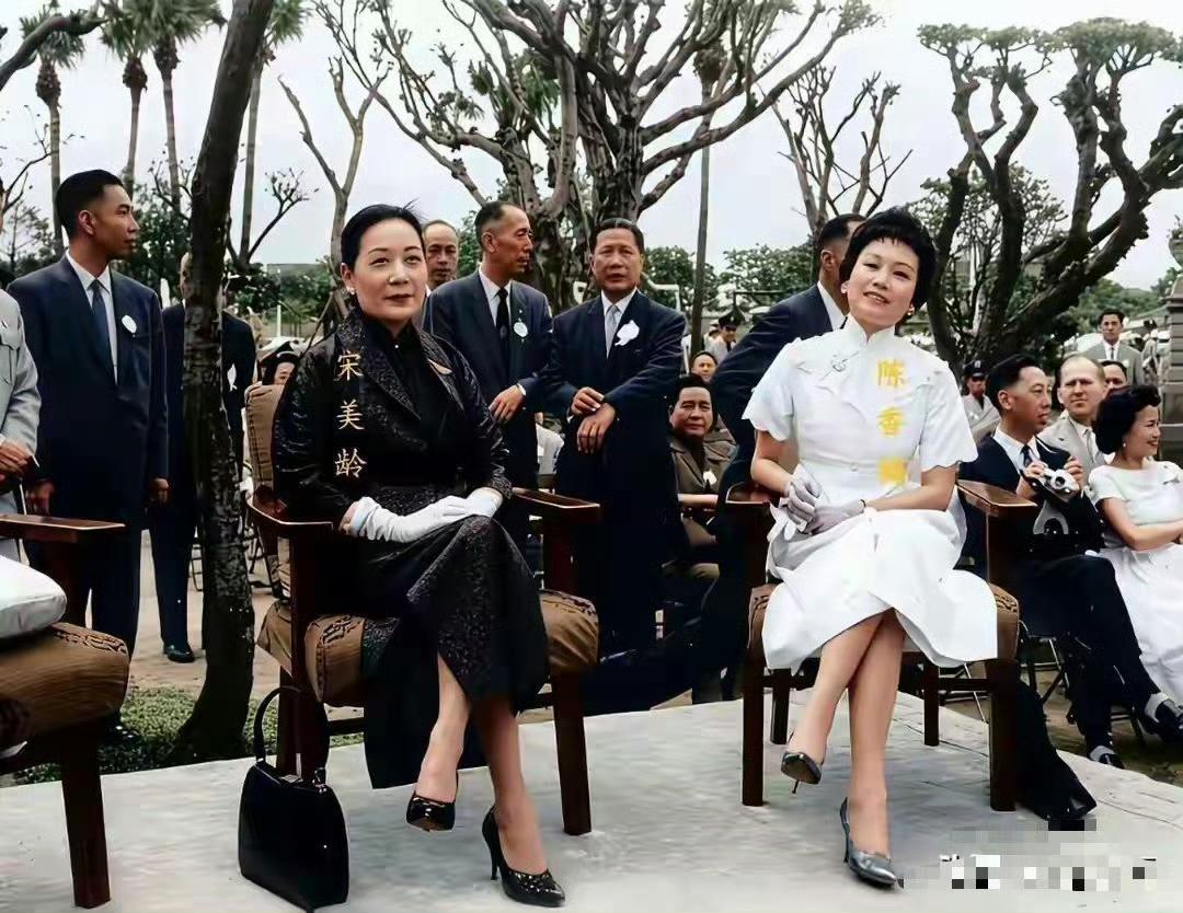 这是60年代宋美龄和陈纳德夫人陈香梅出席活动时的合影！从这张照片来看怎么感觉