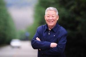 1950年元宵节，哈工大食堂做了红烧肉，孙家栋决定吃完这难得的一餐再回家。突然，