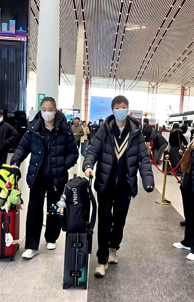 新加坡，捧她上神坛，也把她踹下来。去年就是这块场地，王曼昱被蒯曼三局带走，