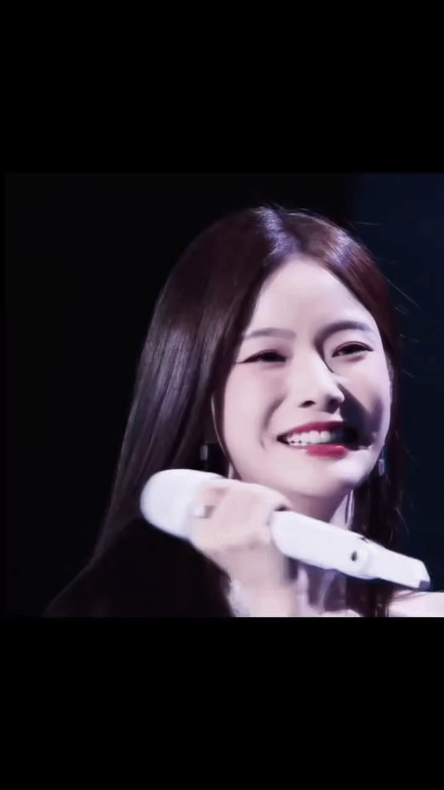 建议把陈卓璇的笑容列入甜妹教科书！眼睛亮晶晶像盛着星星，梨涡里仿佛藏着整个春天的