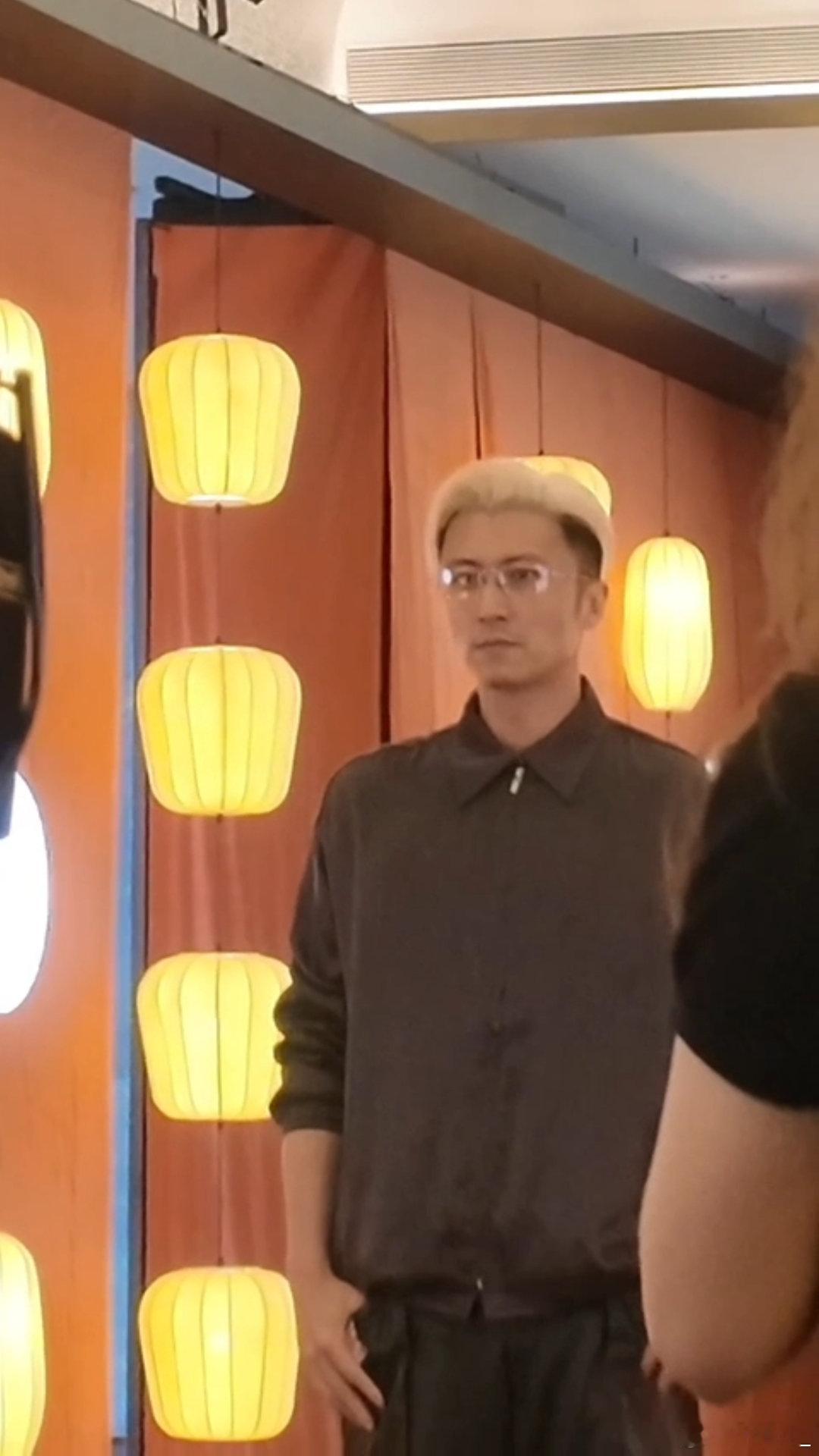 泉州偶遇谢霆锋谁被谢霆锋泉州现场帅晕了！丝质衬衫配皮裤居然一点不油腻，自带港风摇