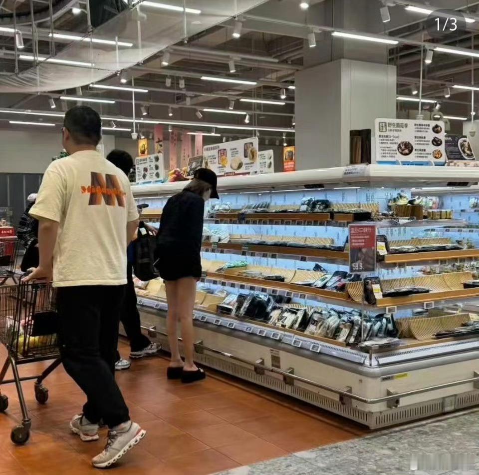 网友在商场偶遇赵露思了​​​