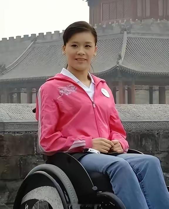 1998年，桑兰瘫痪后拿到了1000万美金的赔偿，就在这个时候，照顾了桑兰9年的