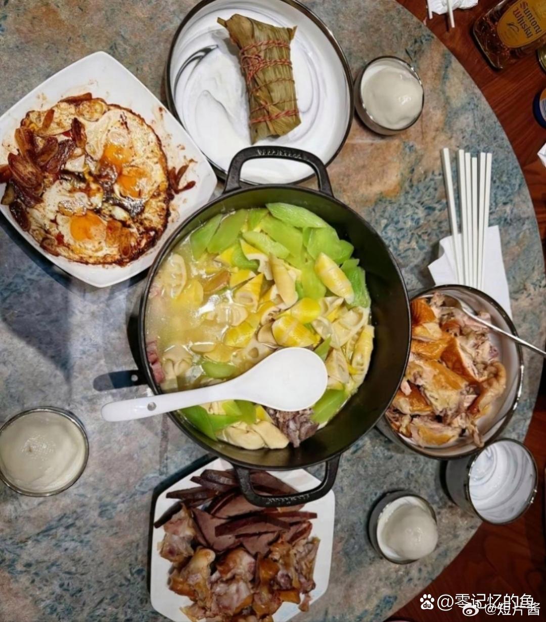 林允晒自己做的美食，好有食欲。