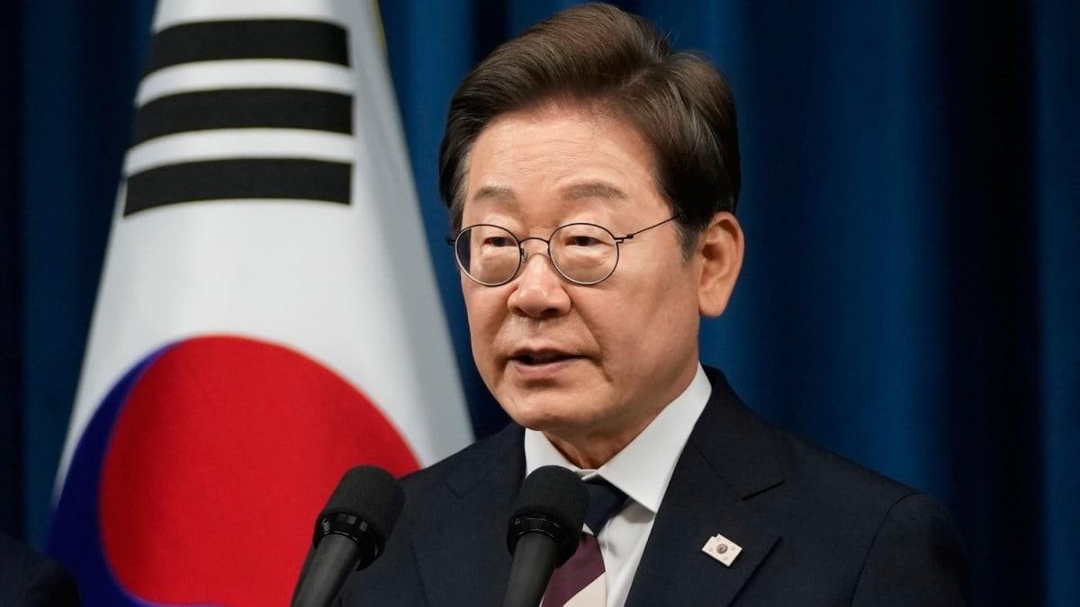 韩国总统李在明摊上大麻烦了！在全世界的关注下表演了一场自取其辱的大戏，不但在飞临