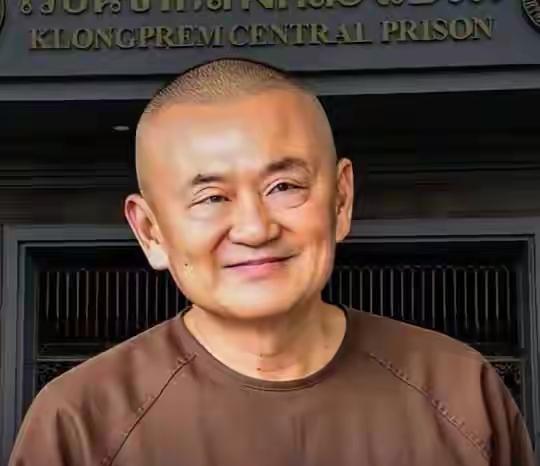 亲情浓于水，这时候他信已经在监狱里关了将近有一个月的时间了，作为女儿佩通坦和平通