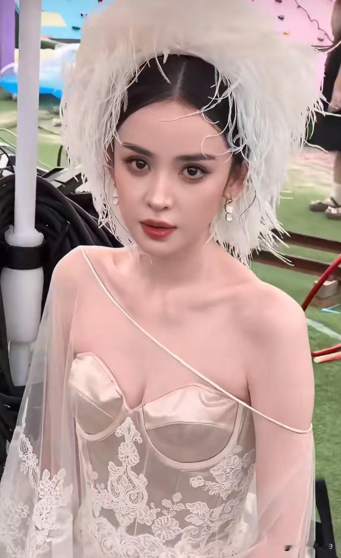9月25日，天是真热，古力娜扎是真漂亮堪称时尚芭莎最用心女艺人，白色抹胸蕾丝缎面礼服搭仙气网纱袖笼，