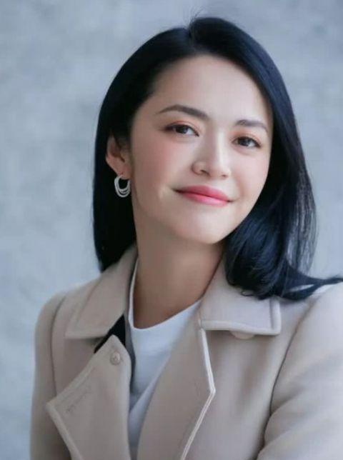 别再迷信樱桃小嘴了，真正顶级的「攻击性美感」，恰恰藏在曾经被嘲笑的厚嘴唇里。你