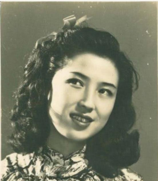 1965年，杜月笙四姨太姚玉兰在外打牌，明明手气接连向好，却无端浑身燥热、心神不