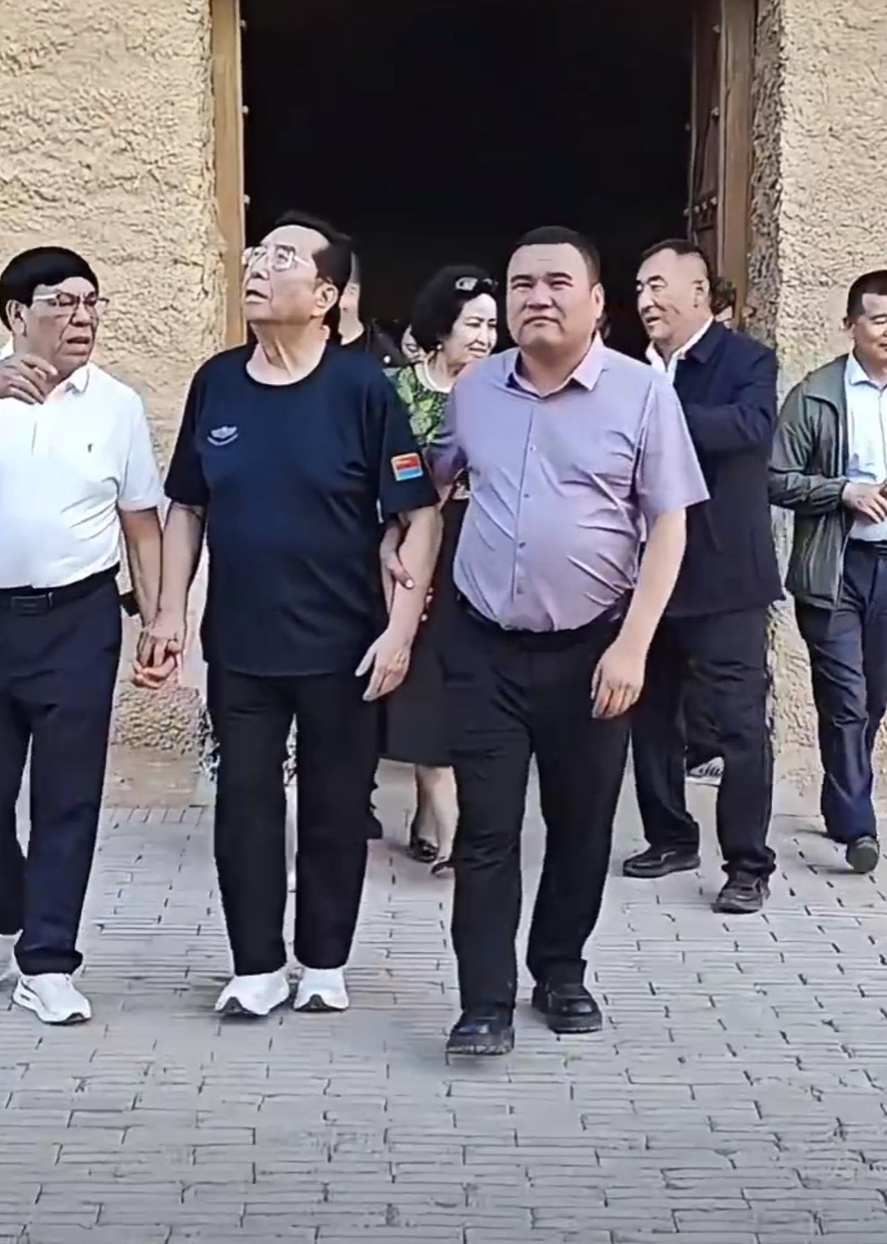 著名老艺术家李双江出门被拍。多年不见，李双江居然老成这样了，走两步路都需要别人