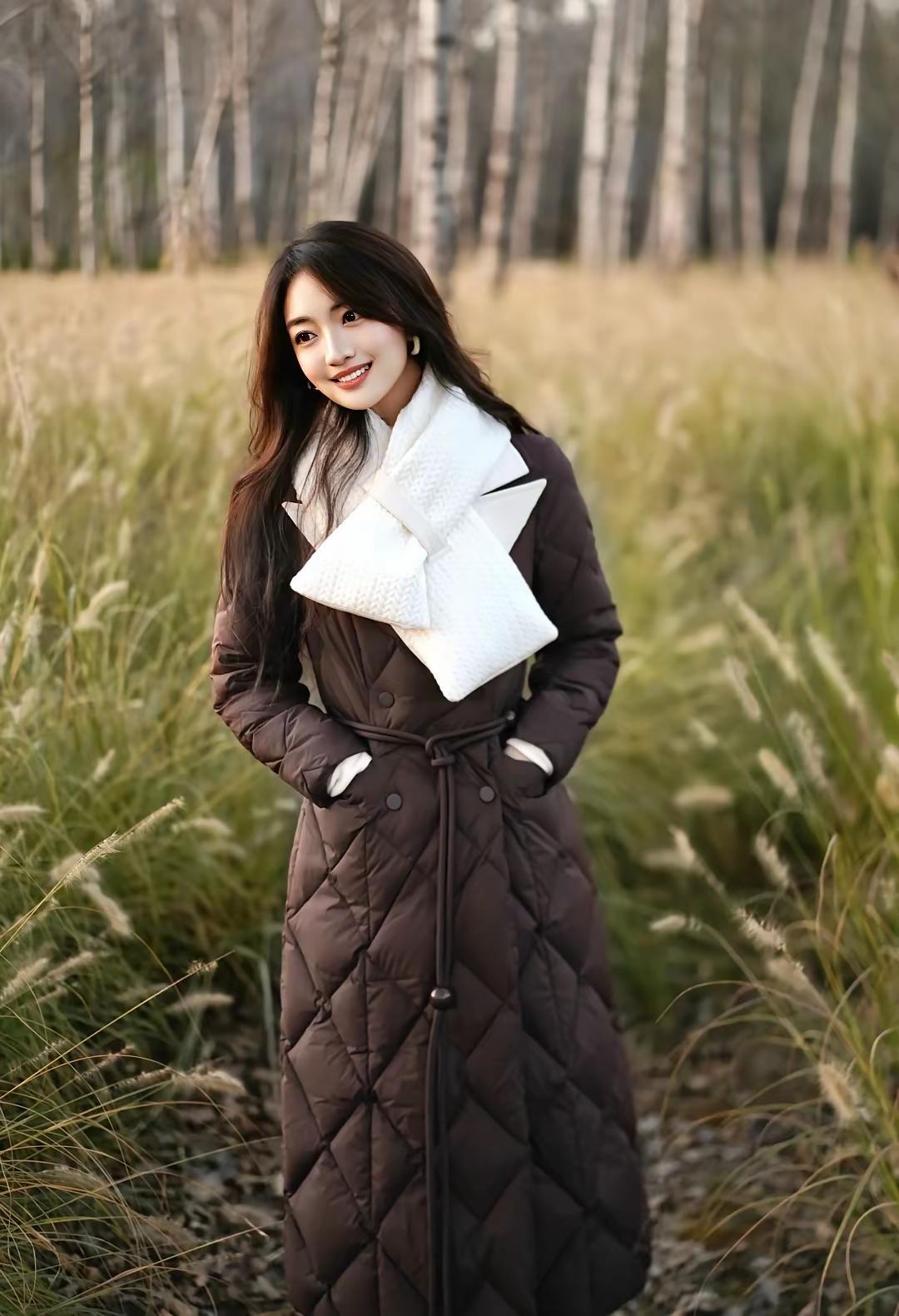 岁月是一场漫长的冲刷，生活是那块河床里的顽石。我们被现实的激流反复拍打，棱角被磨