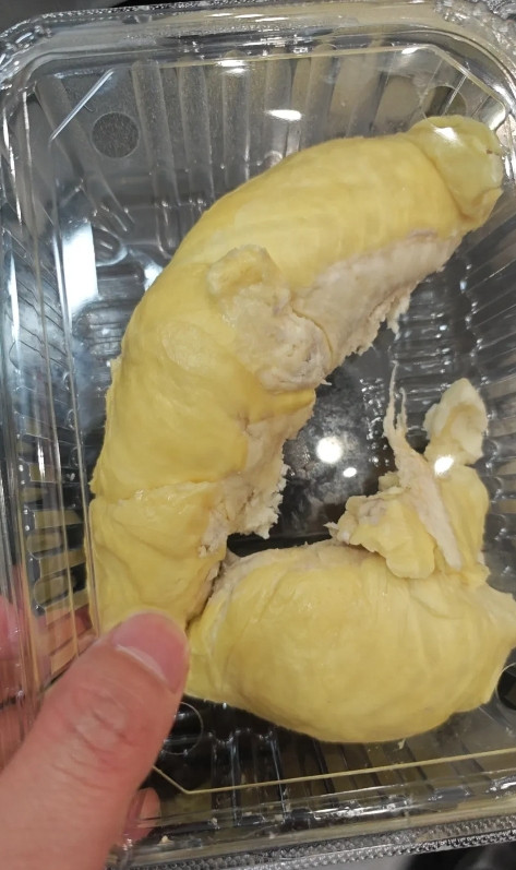 上班为什么这么自私。店里的榴莲裂开了，想当做端午节礼发给大家，大家不愿意要，那