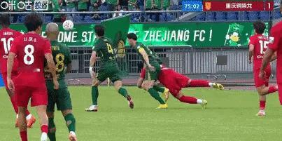 中超新赛季至今最受关注的处罚结果出来了：浙江队米特里策因拉拽李镇全头发+离场时踹