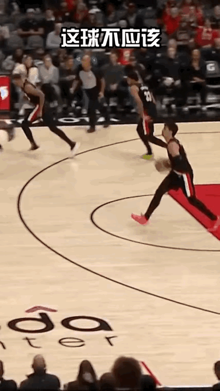 杨瀚森为什么不受重用了！原因很简单：太菜了！图一：对手长传给他，接球后面对比他矮