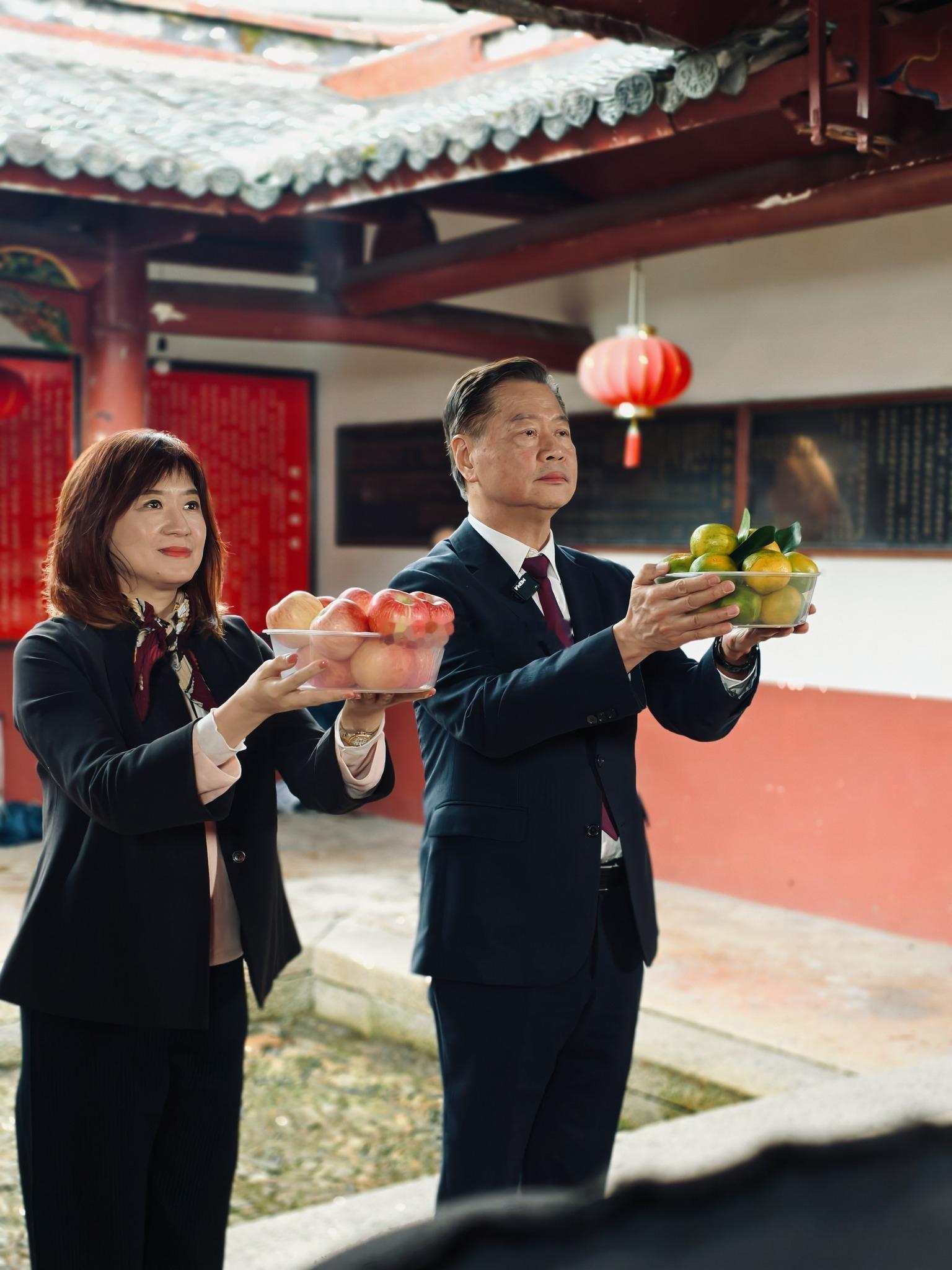 台湾人就是中国人无可置疑10月20日，赖岳谦偕夫人回福建省上杭县古田镇省亲
