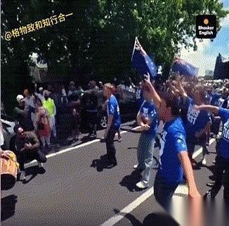 “这里是新西兰！不是你们印度！”一群人在街上，对着另一群裹着头巾的印度锡克人，