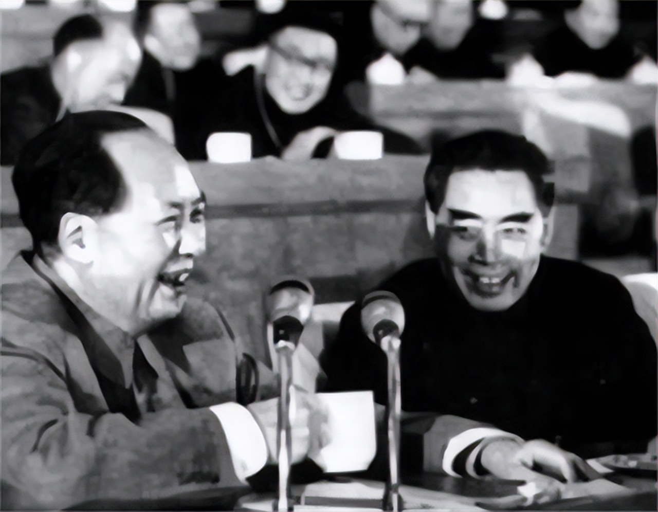 1975年，毛主席与周总理双双身患重病，主席问总理：江山要谁来守？ 1975