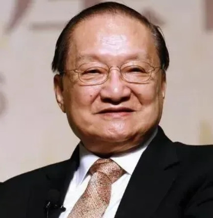在1983年的时候，聂卫平受邀到金庸的家中做客，金庸准备了一大桌丰盛的晚餐，菲佣
