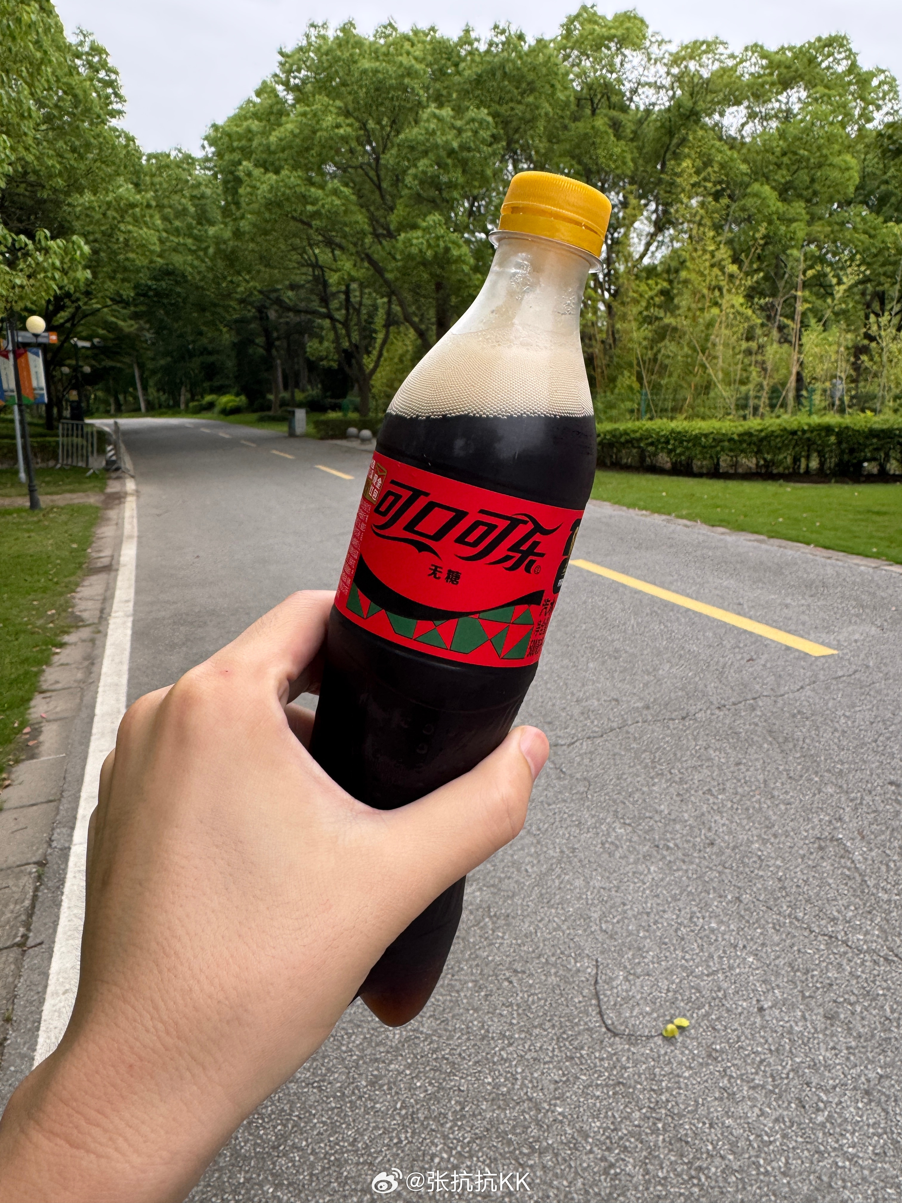 昨天跑步时，突然想起15年前也在跑步的自己。那时候在清华操场，夜色下，一个人