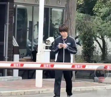 中国大满贯收官，国乒难得歇一天😌有人在体总门口拍到蒯曼、覃予萱、王艺迪出门。大