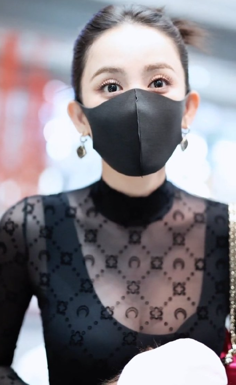 古力娜扎机场黑色透视套装，这身材太顶了好完美​​​