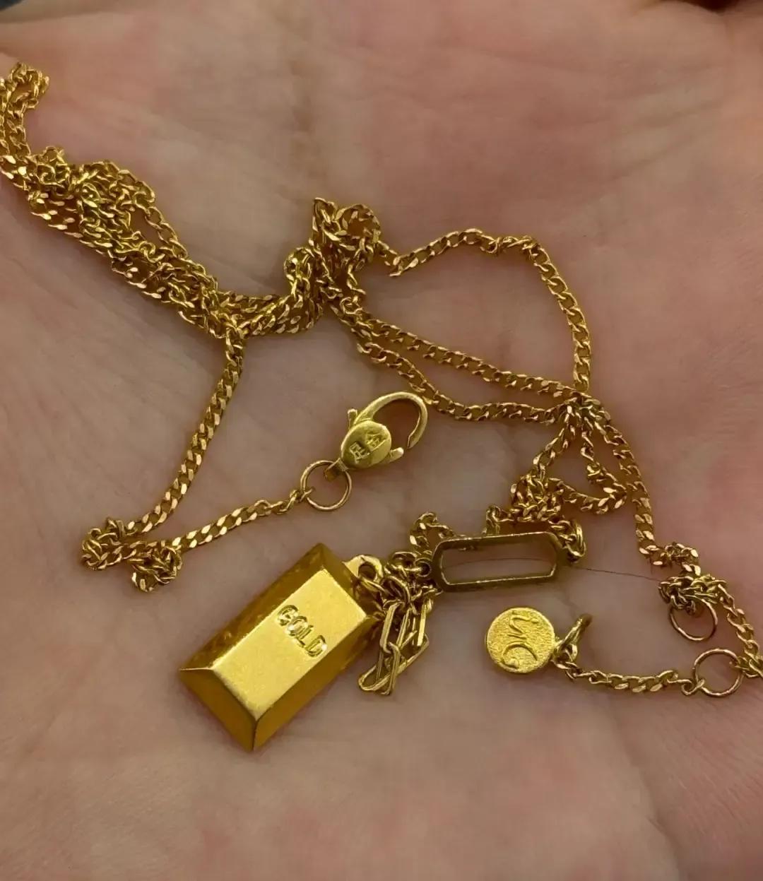 网友拿旧金链去变现，先遇回收哥张嘴扣折旧费，再遇大叔硬说扣头不纯。两拨人把链子