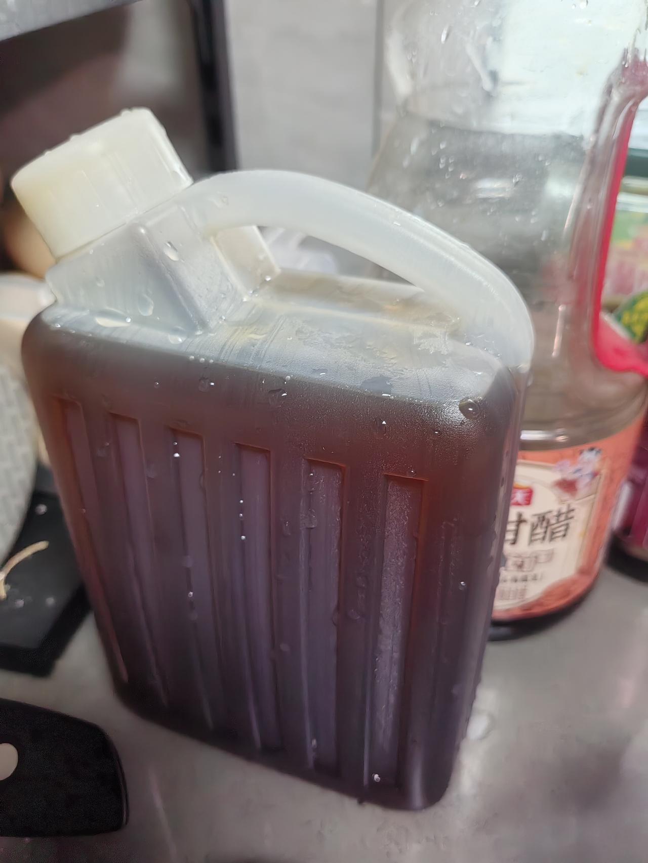 午饭做熟了，也下雨了。赶紧给老头打电话，吃外卖吧，下着雨，不去送饭了。