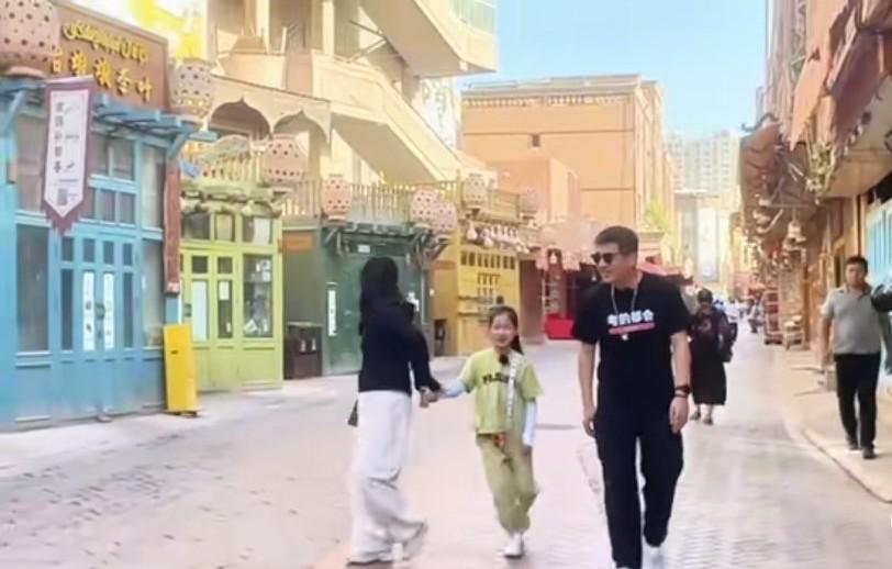 张雪峰一家曾有过幸福的时光。张雪峰既是一位好老师、好老板，也是一位好父亲。瞧他妻