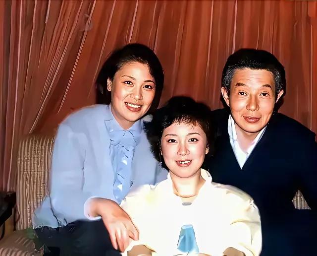秦怡和姐姐秦文两姐妹长的太像了，如果单看秦文（图一）我们感觉还分辨出来了，如果把