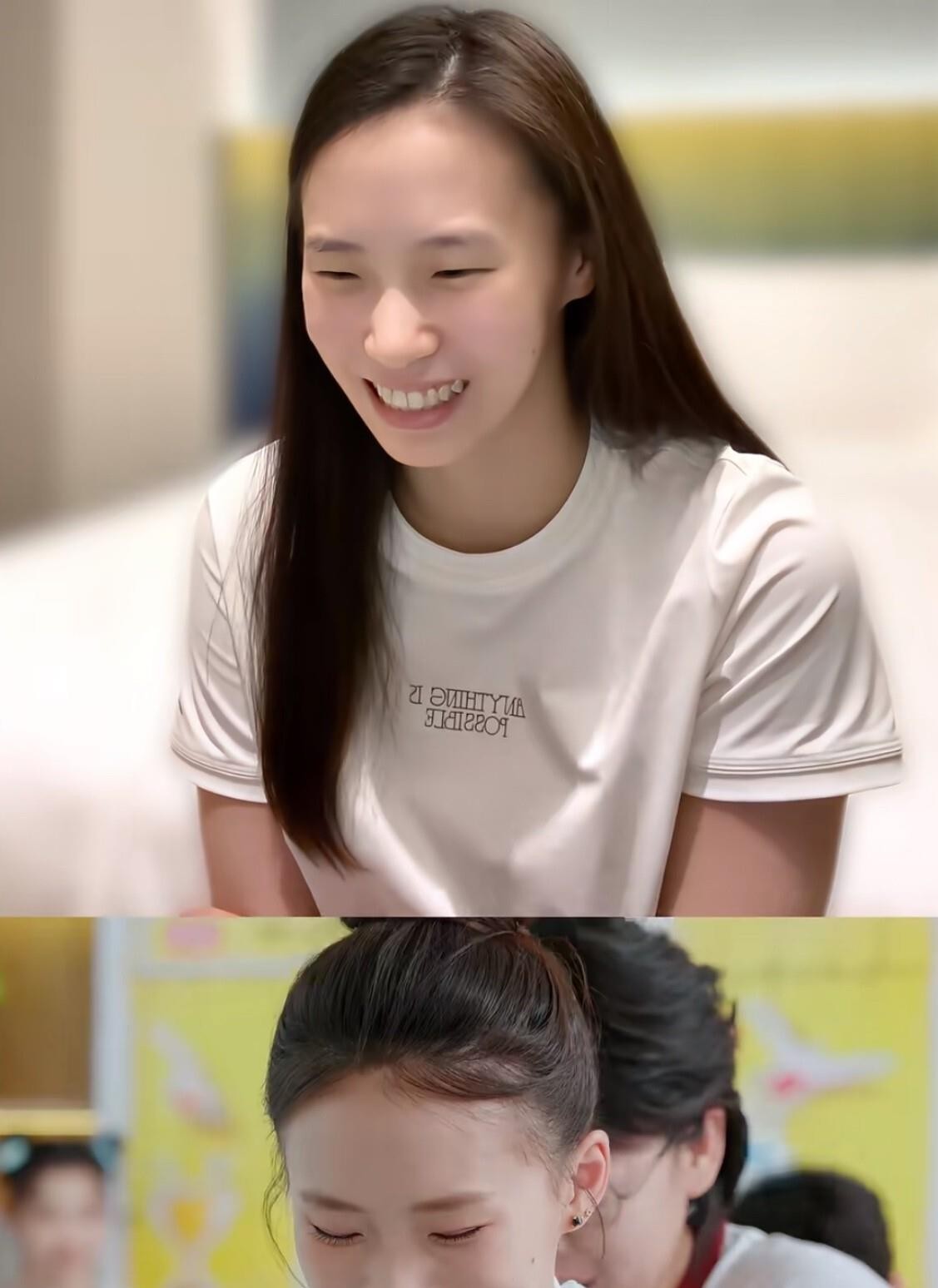 陈芋汐最近露面让不少人没认出来，以前那张小圆脸如今明显拉长了，披着头发确实不如赛场上扎丸子头看着利落