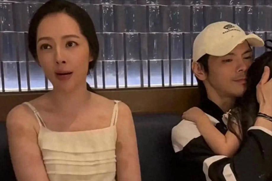 郭碧婷真人到底有多好看？路人实拍来了。北京朝阳商场偶遇郭碧婷一家聚餐，随手抓