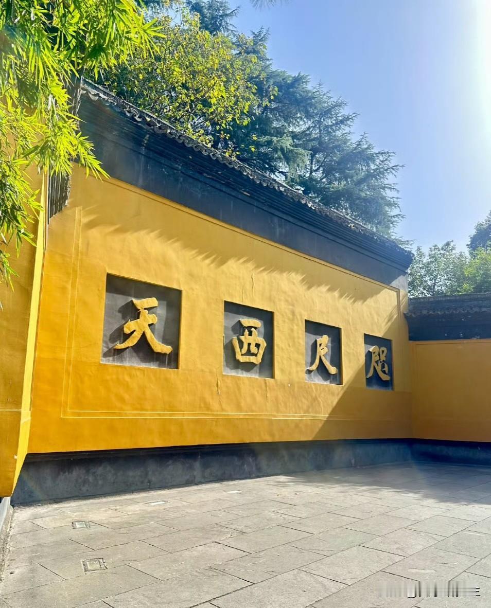 问今天去了灵隐寺的朋友：免票后，里头是不是更挤了？他摆摆手说，人确实多了