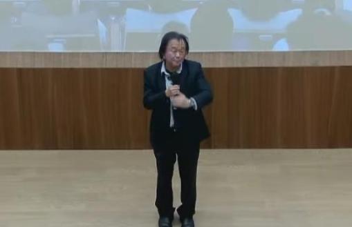 日前，民进党“立委”王世坚在演讲中坦言，过去对台湾政治大学存有某些刻板印象，但这