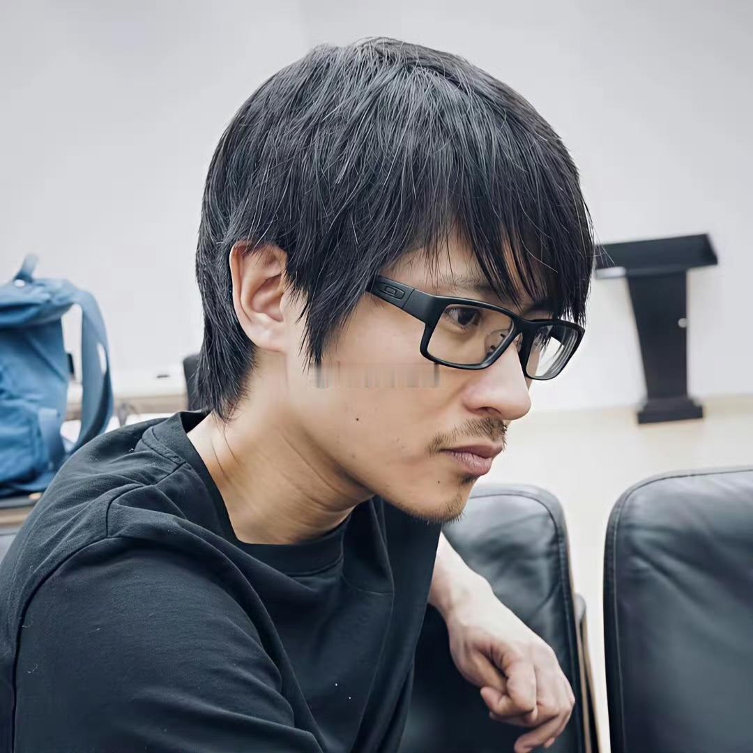 韩寒真的会把自己的热爱做到极致！​初中时，韩寒凭借3000m体育长跑，以第一名