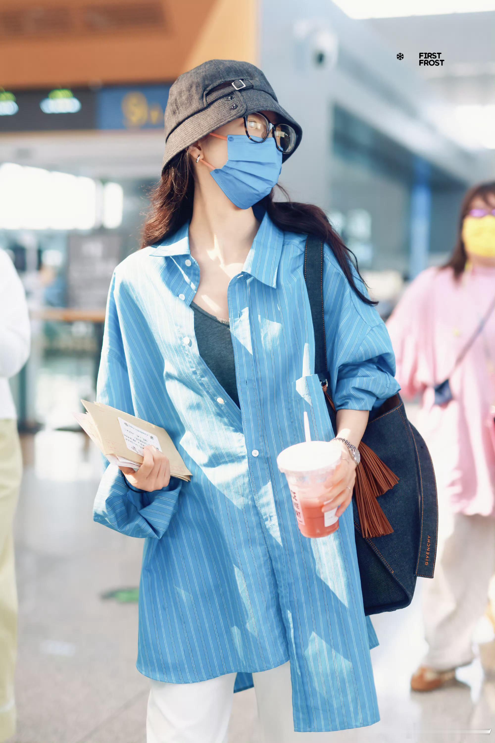 章若楠就这样穿着人字拖出现了大美女的绝佳松弛感，真的不喜欢明星在机场街拍凹造型