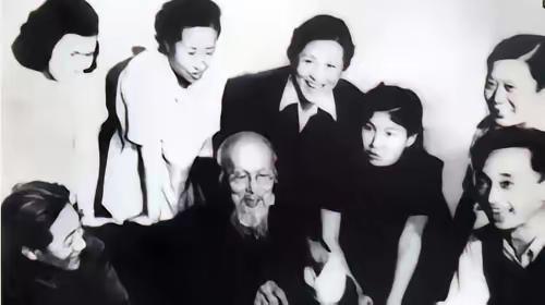 1952年8月，88岁的齐白石第一次见新凤霞就丑态毕露，目不错睛地盯住对方，双手