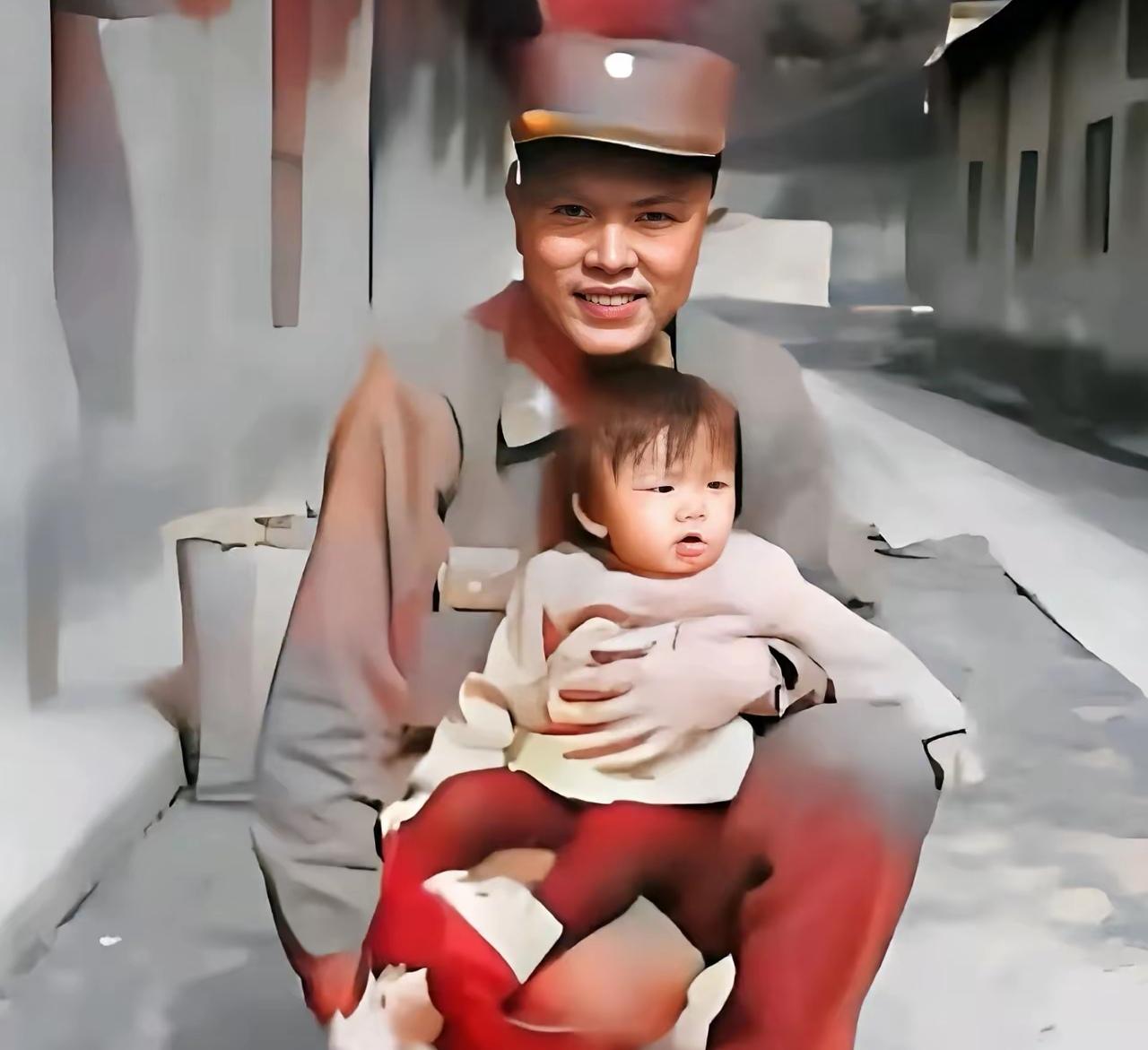 巾帼也能冲云霄！从郑丽文童年与其父亲的合影，谁能看出郑丽文几十年后能成为中国国民
