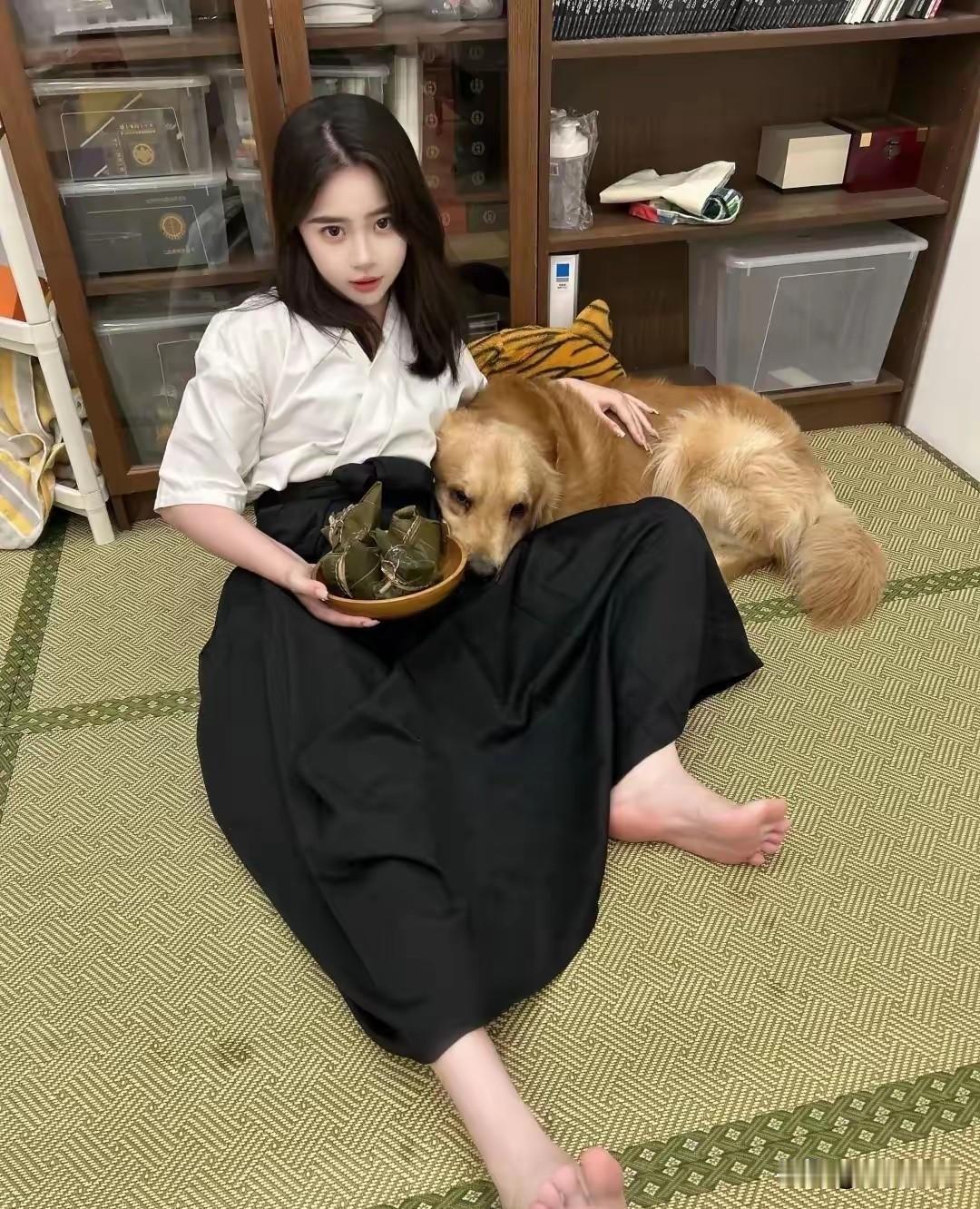这个漂亮的女孩非常喜欢养狗，但是不建议女孩养这种大型犬，如果出去遛狗的话，哪怕就