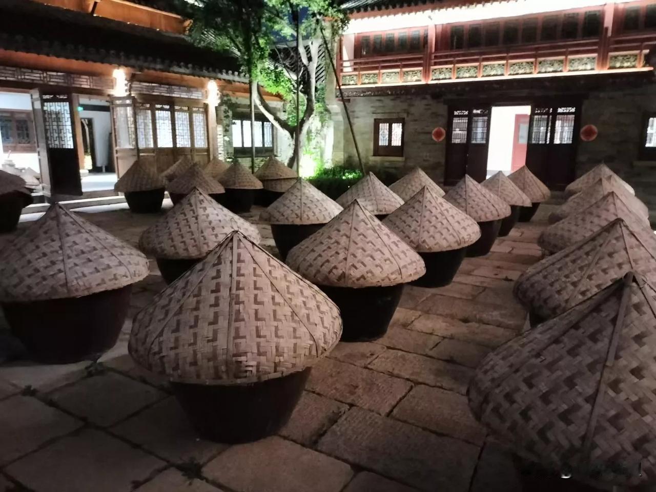 五一怎么都不出去玩了，都改成在家吃大餐了吗？早上起来不到8点，我去早市买大公鸡