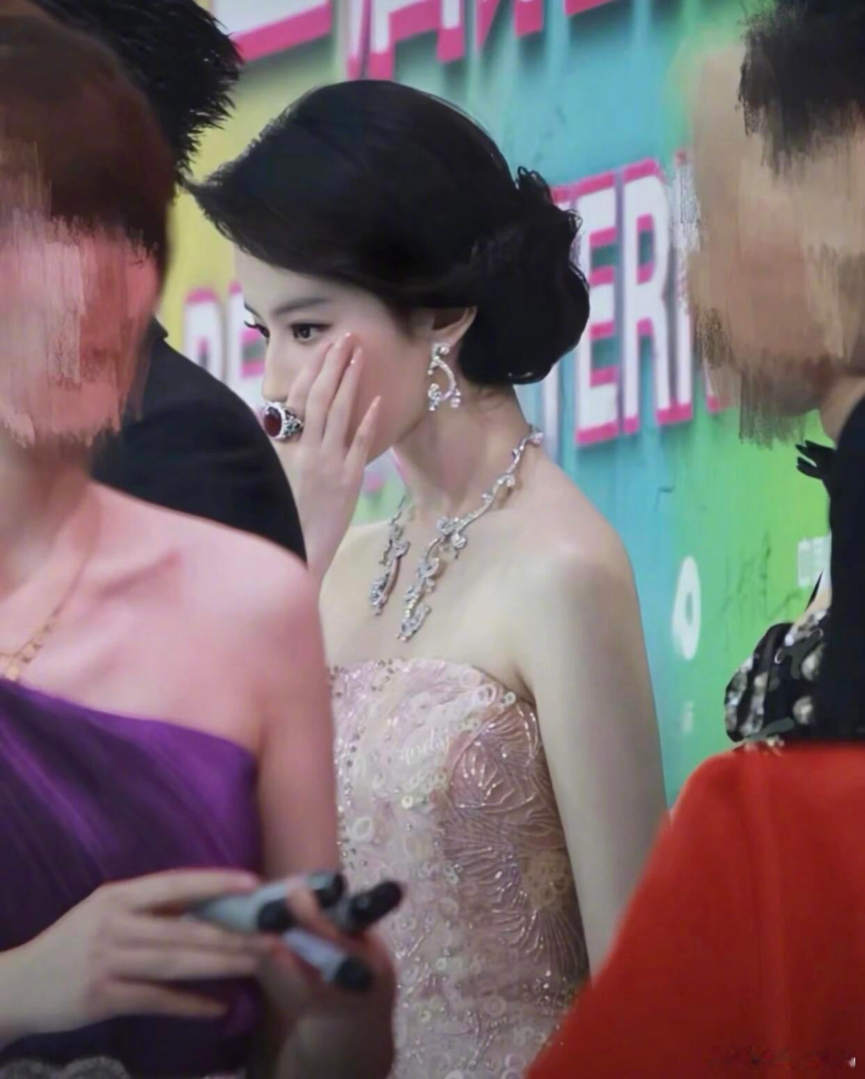 谁来懂一下，不理解“肤若凝脂”的可以来看看刘亦菲！！