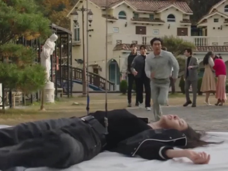 第一次（威亚没p掉）在韩剧里看到这么大的失误！笑得我