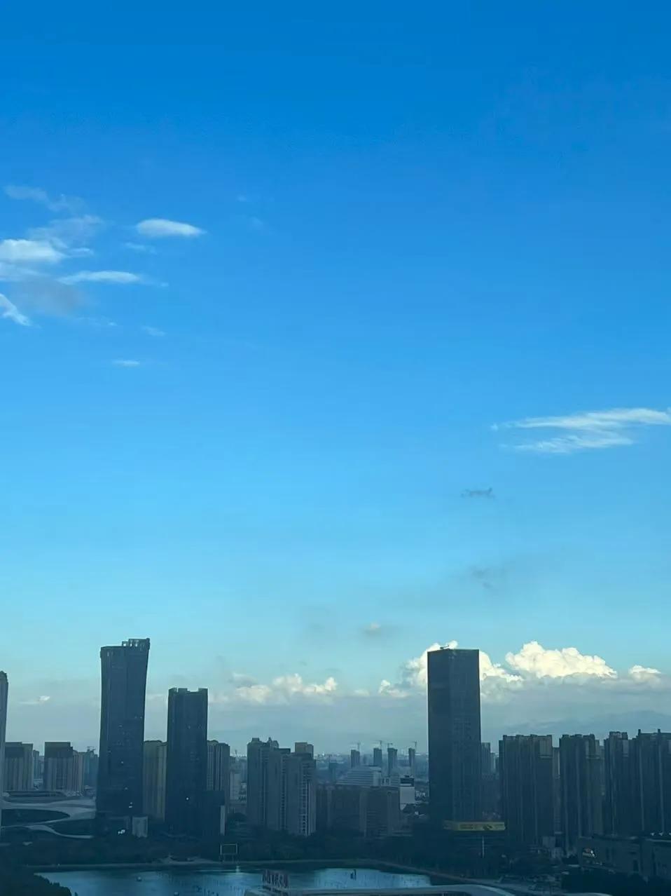 我的股票不配在A股里？上证突破三千八，股民发出灵魂拷问。周五不出意料，A股站