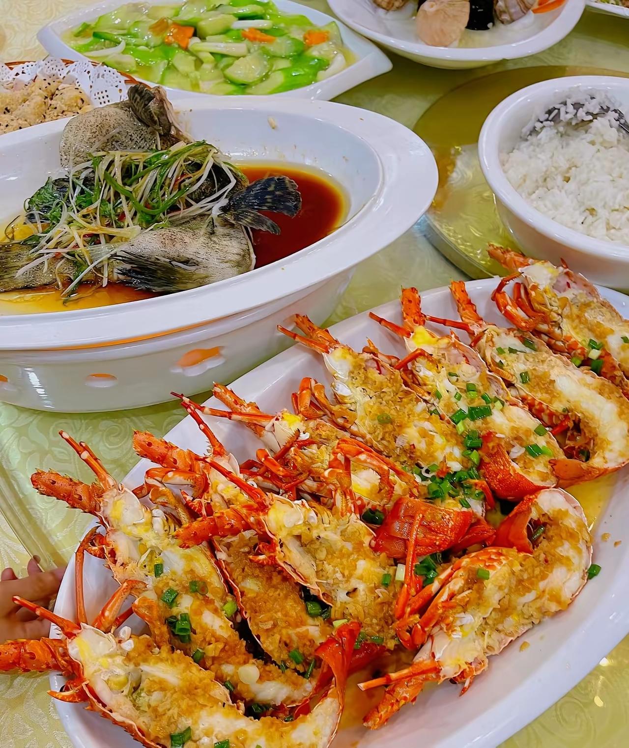 昨天晚上，我儿子说天热别做饭了，咱们去饭店吃，我们就去饭店了，到饭店儿媳妇拿起菜