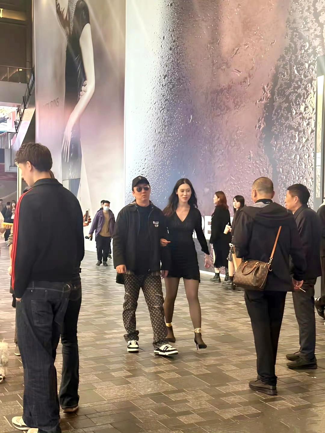 小王这也是消费降级了啊，身边女伴质量断崖式下跌。老王还好吗？做事,做人,哪个更重