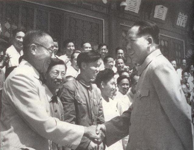 1950年8月，周总理偶然得知，一位清朝王爷在摆地摊，立刻将此事报告给毛主