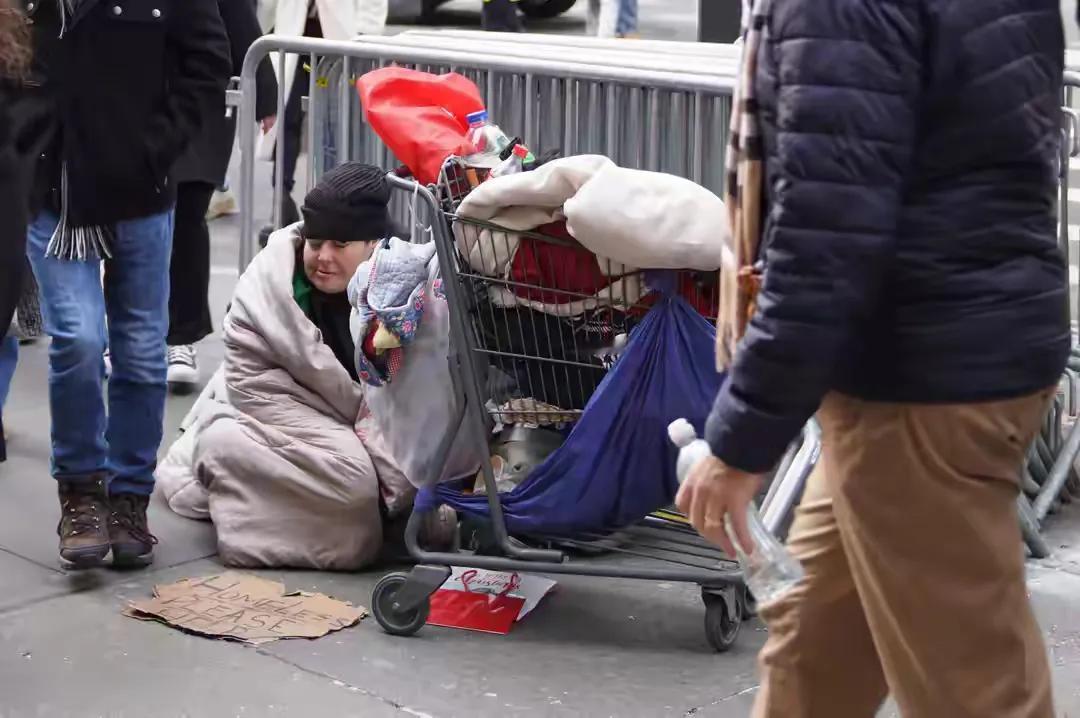 美国迎接新年之际，无家可归者的身影让热闹的节日气氛难掩一丝悲凉。有网友发文说，从