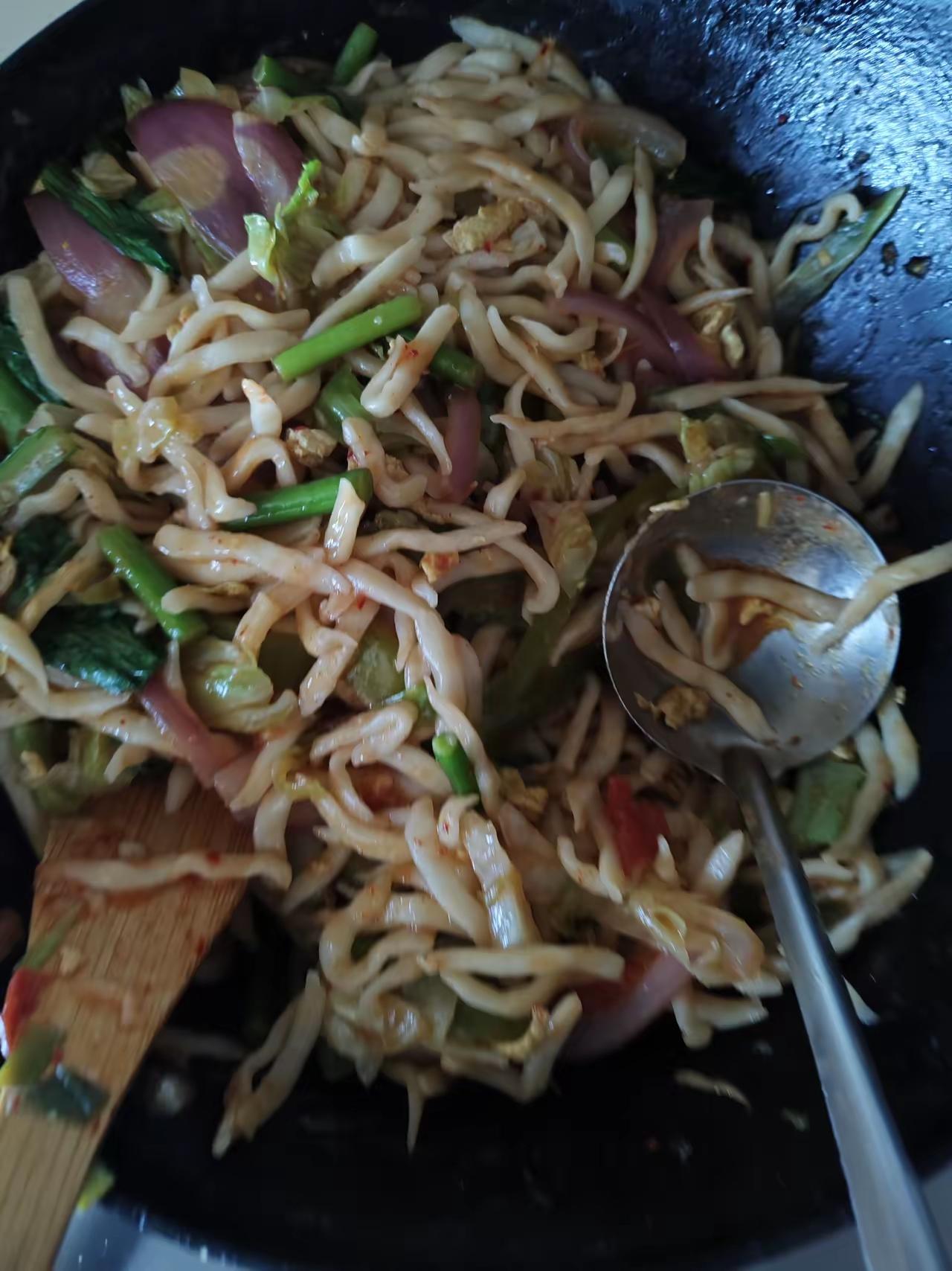 婆婆问我吃啥饭，我说吃饺子，婆婆出去买饺子皮去了，我在房间躺着睡觉，饭做好了，婆